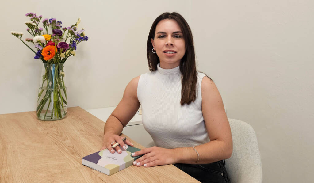 Η Ψυχολόγος, Ψυχοθεραπεύτρια & Αθλητική Ψυχολόγος Παναγιώτα Δαμβοπούλου στο γραφείο.